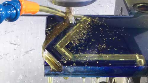 NCフライスによる加工製品 工程3:粗削り